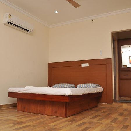 Altis Lodge Erode Bagian luar foto