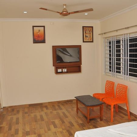 Altis Lodge Erode Bagian luar foto