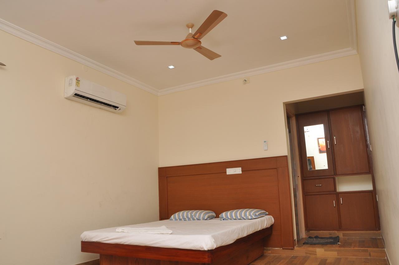 Altis Lodge Erode Bagian luar foto