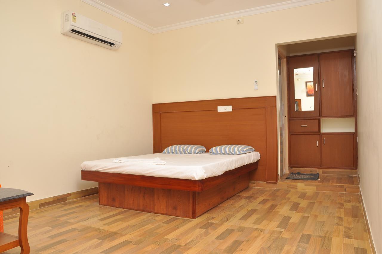 Altis Lodge Erode Bagian luar foto